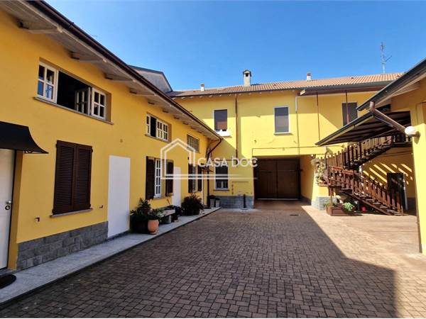 Lacchiarella: caratteristica casa di corte in centro paese!